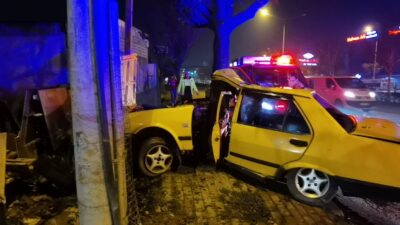 Bursa’da ağaca çarpan otomobil ikiye bölündü