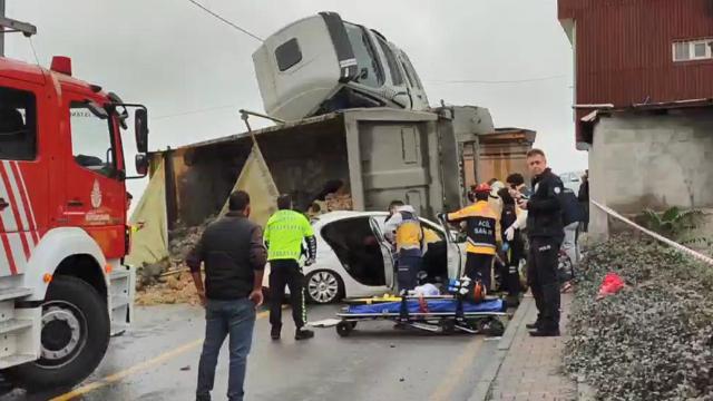 Korkunç kaza! Kamyon otomobilin üzerine devrildi