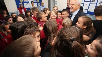 Başkan Erdem’den okullara Öğretmenler Günü ziyareti