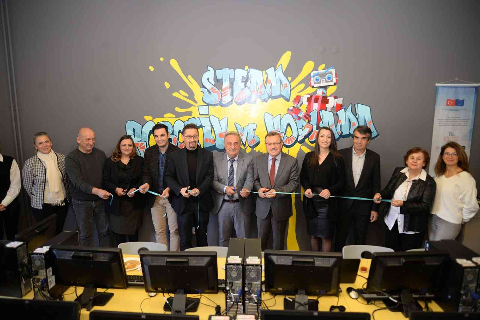 Bursa Uludağ Üniversitesi Eğitim Fakültesi öğrencilerine robotik ve kodlama atölyesi