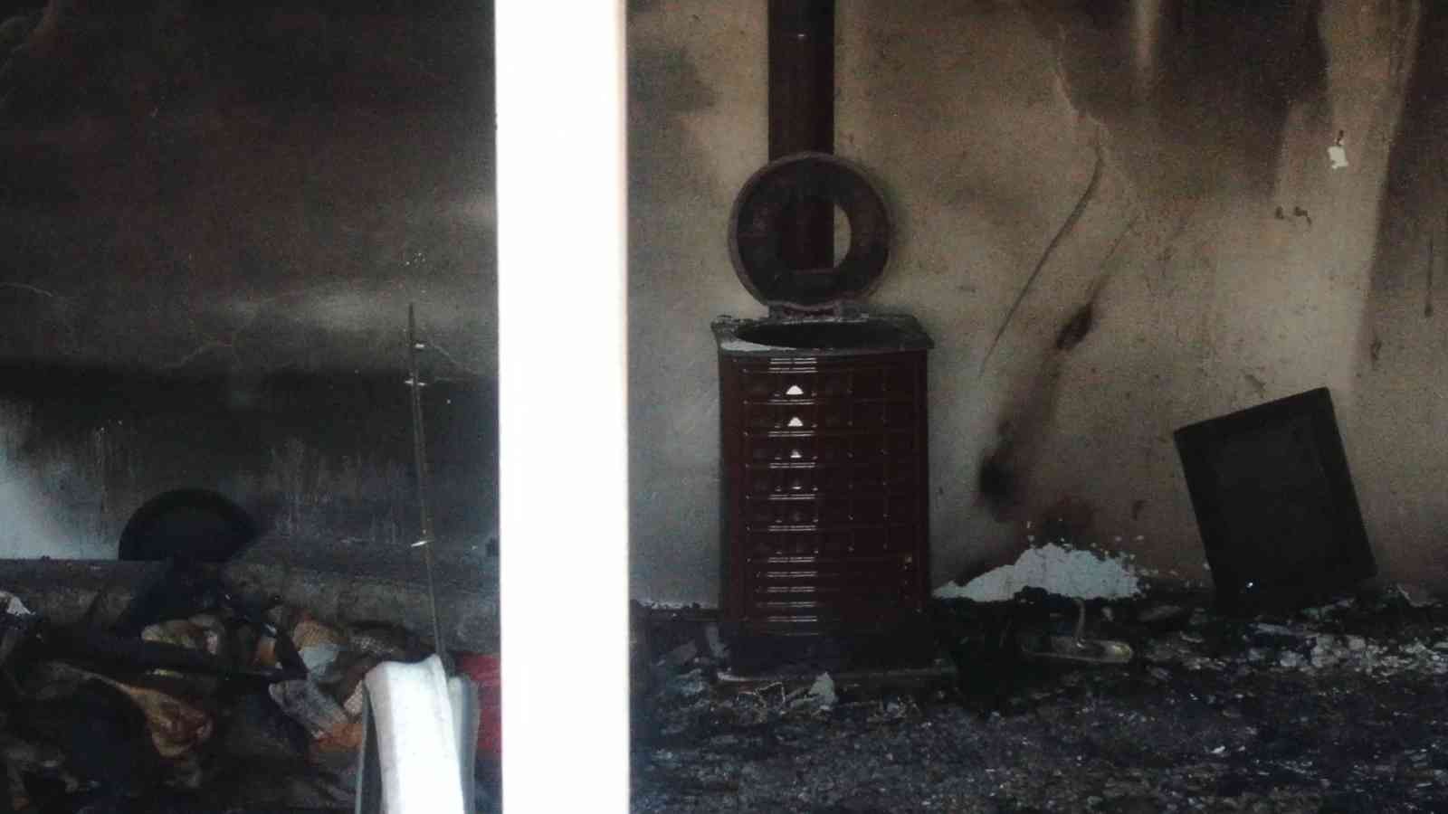 Bursa’da 8’i çocuk 9 kişiye mezar olan ev dron ile havadan görüntülendi Bursa’da 8’i çocuk 9 kişiye mezar olan ev dron ile havadan görüntülendi