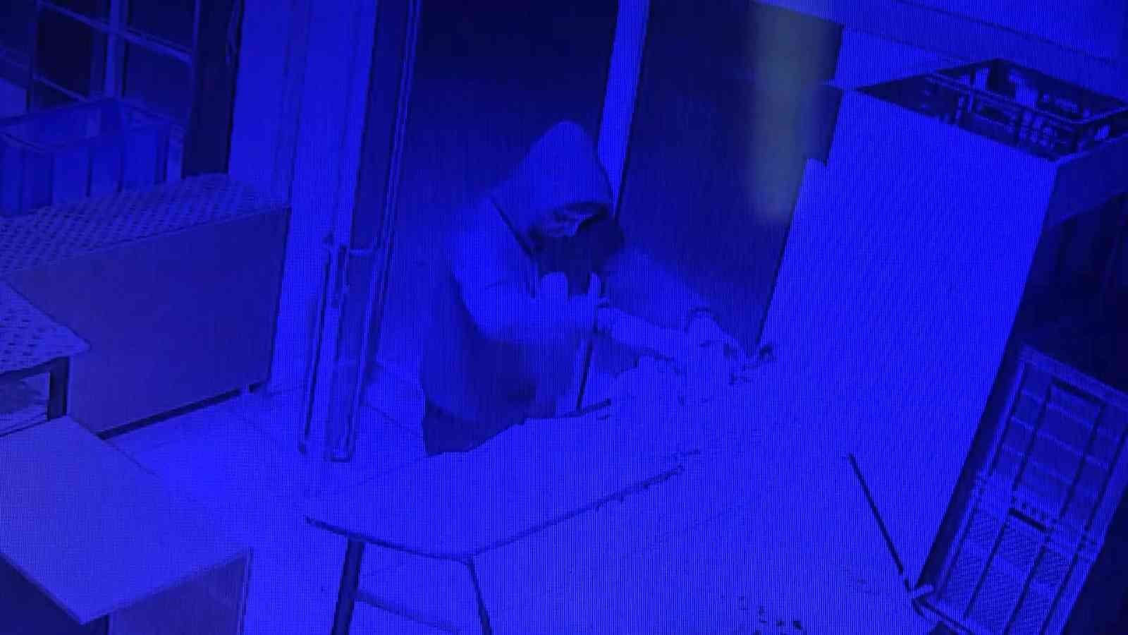 Bursa’da hırsız sadaka kutusunu böyle çaldı