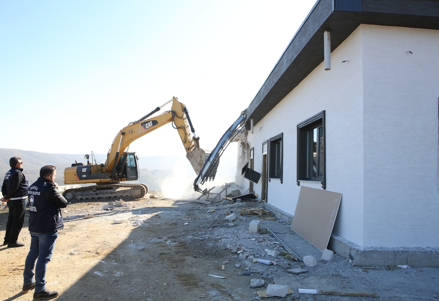 Bursa’da kaçak villalar yıkıldı