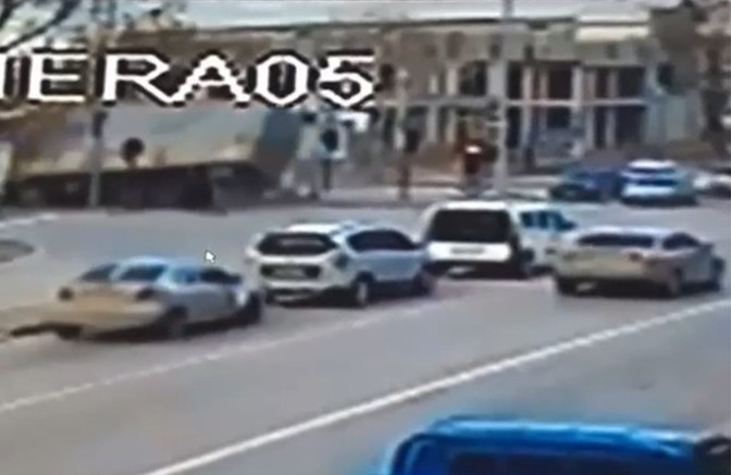 Bursa’da kamyon devrildi! O anlar kamerada