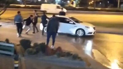 Bursa’da makas atan otomobili tekmelediler