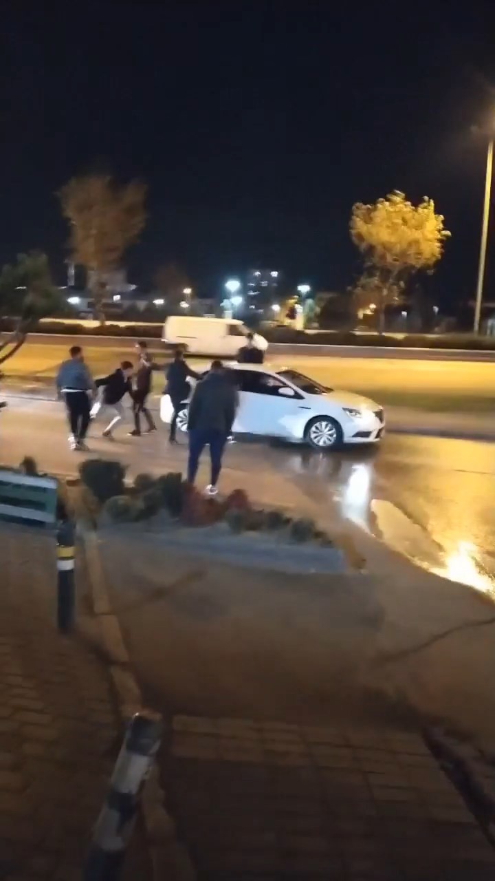 Bursa’da makas atan otomobili tekmelediler