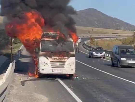 Bursa’da korku dolu anlar! Minibüs alev alev yandı