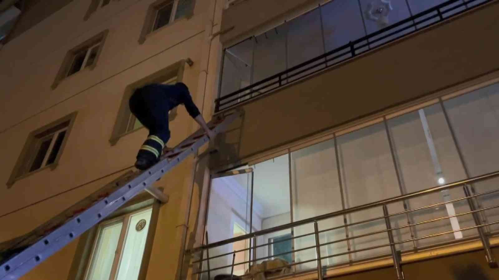 Bursa’da dolabın altında kaldı, itfaiye merdivenle balkondan girip kurtardı