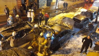 Park halindeki 5 araç alev alev yandı