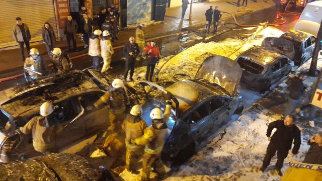 Park halindeki 5 araç alev alev yandı