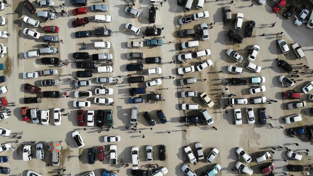 Vatandaş bayilerin yolunu tuttu! Fiyatlar düştü ancak…