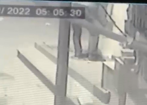 Bursa’da her gün binlerce kişinin su içtiği tarihi çeşmenin musluklarını çaldılar Bursa’da her gün binlerce kişinin su içtiği tarihi çeşmenin musluklarını çaldılar