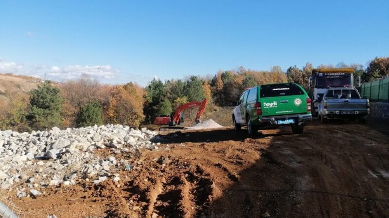 Bursa’da Jandarma kaçak yapıya göz açtırmıyor Bursa İl Jandarma Komutanlığı, Kestel ilçesindeki tarlaya izinsiz hobi bahçesi