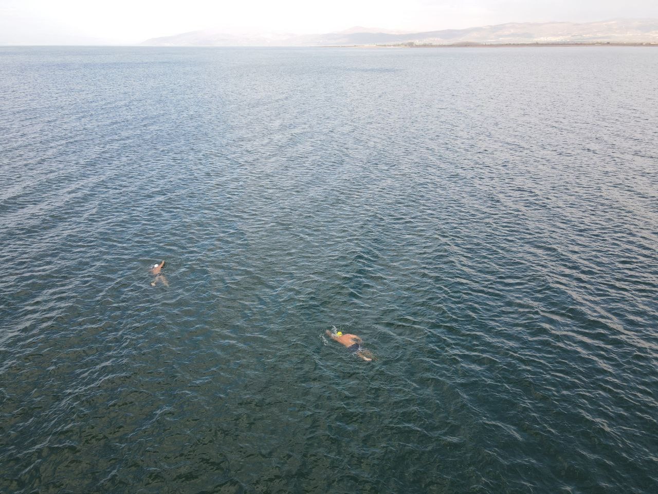 Bursa’da Kasım ayının ortasında gölde yüzdüler