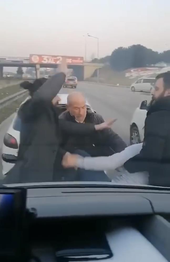 Bursa’da yol verme kavgası! Birbirlerine girdiler