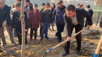 Kestel’de anlamlı gün! Belediye Başkanı Tanır, çocuklarla ağaç dikti…