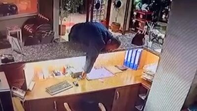 Kısa boylu hırsızın azmi… Müşteri gibi geldi, 40 bin liralık telefonu zıplayarak böyle çaldı