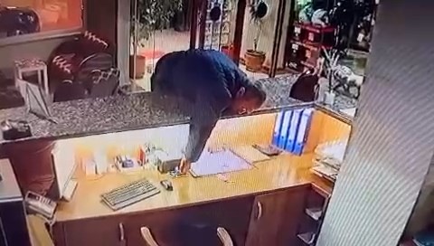 Kısa boylu hırsızın azmi… Müşteri gibi geldi, 40 bin liralık telefonu zıplayarak böyle çaldı