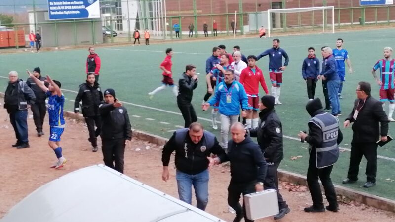 Bursa'nın Gürsu ilçesinde amatör lig maçında çıkan olaylarda polis memuru