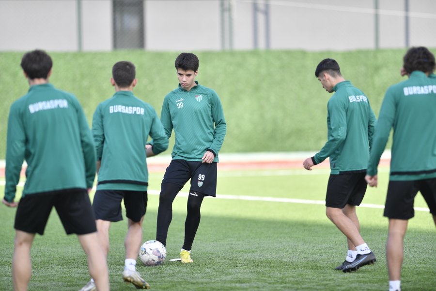 Bursaspor, Aliağa Atatürk Stadyumu’nda idman yaptı