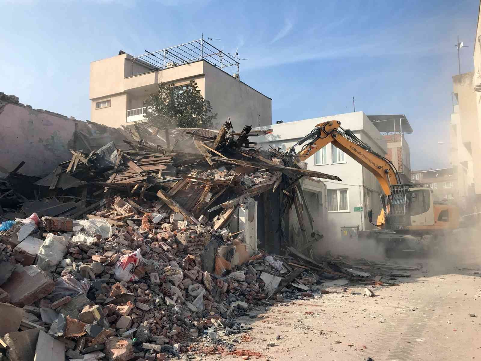 Bursa’da metruk binalar huzur ortamı için yıkılıyor