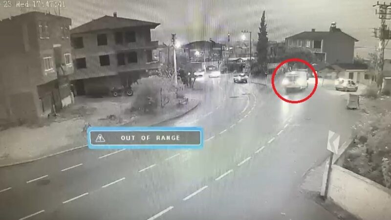Bursa’nın İznik ilçesinde yağış nedeniyle sürücüsünün kontrolünü kaybettiği minibüs duvara