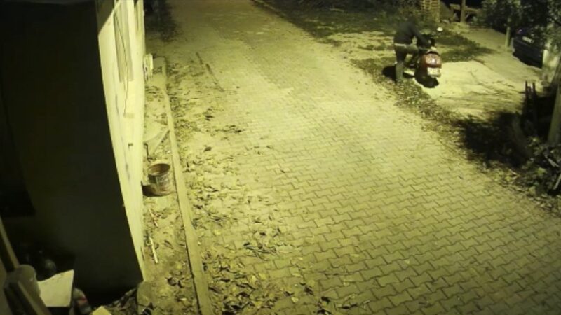 Bursa’da motosiklet hırsızı önce kameralara sonra polis yakalandı Bursa’nın İznik ilçesinde 2 motosiklet hırsızlığı olayına karışan şüpheli önce