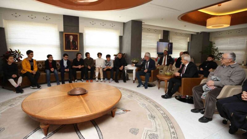 Ödüllü karikatüristler Başkan Erdem ile buluştu Nilüfer Belediyesi’nin düzenlediği Karikatür Atölyesi’nde eğitim alan öğrenciler katıldıkları yarışmalarda