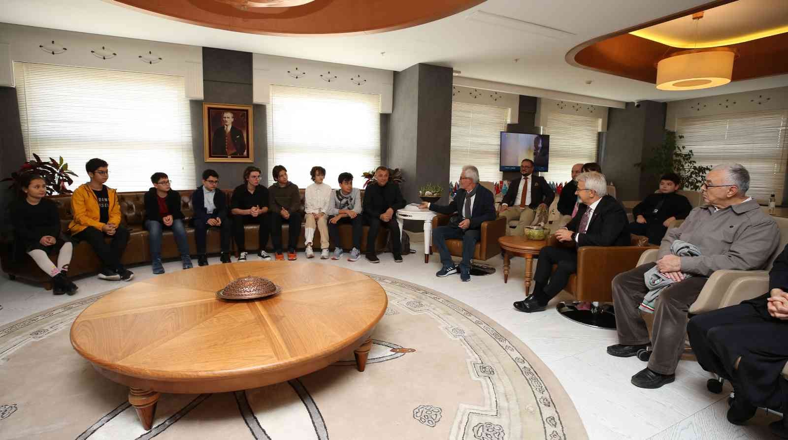 Ödüllü karikatüristler Başkan Erdem ile buluştu 1 odullu karikaturistler baskan erdem ile bulustu 07221af