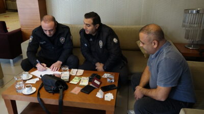 Bursa’da unutulan para dolu çantayı sahibine ulaştırdı