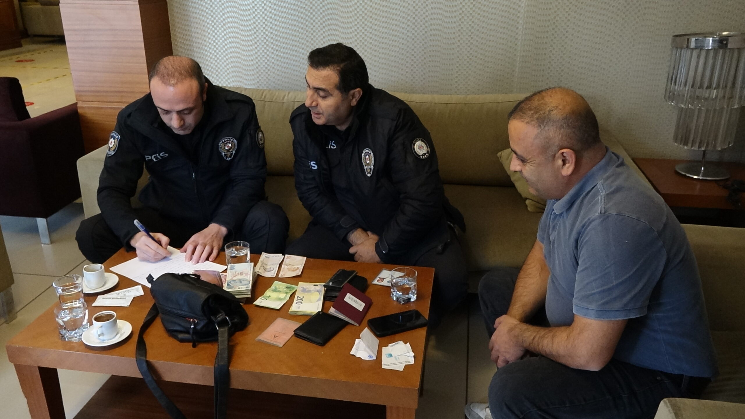 Bursa’da unutulan para dolu çantayı sahibine ulaştırdı