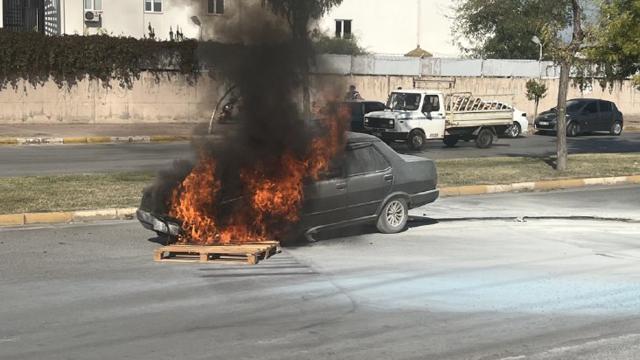 Satış için notere götürmeye hazırlandığı otomobil yandı