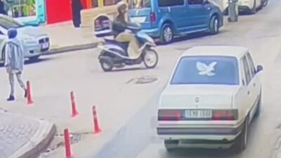 Bursa’da otomobilin çarptığı motosikletli mağazaya daldı