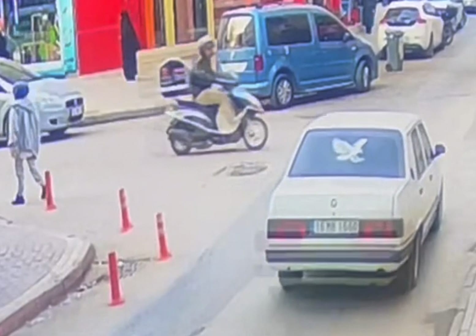 Bursa’da otomobilin çarptığı motosikletli mağazaya daldı