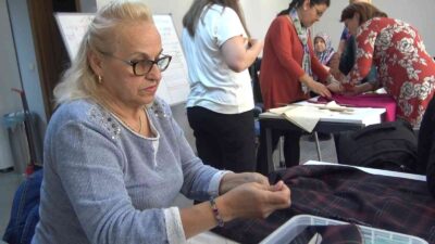 Bursa’da evdeki kıyafetleri onarmak ve atıl vaziyetteki kumaşlarını değerlendirmek isteyen
