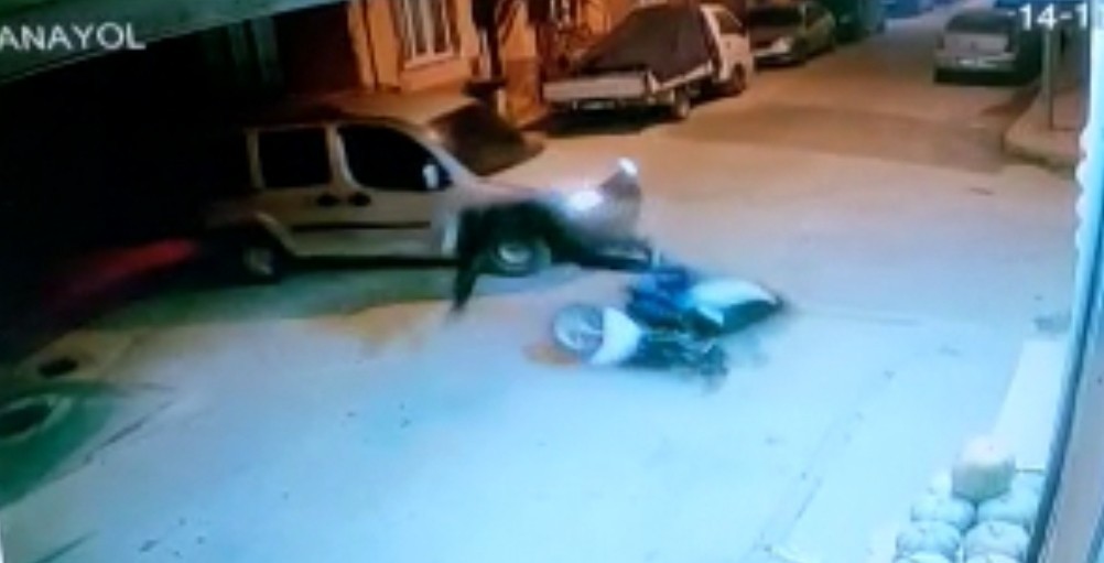 Bursa’da sürücünün çarptığı bisikletliyi bırakıp kaçtığı anlar kamerada