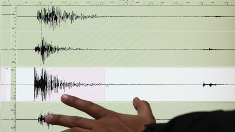Aydın'ın Germencik ilçesinde saat 19.51'de 4 büyüklüğünde deprem meydana geldi.