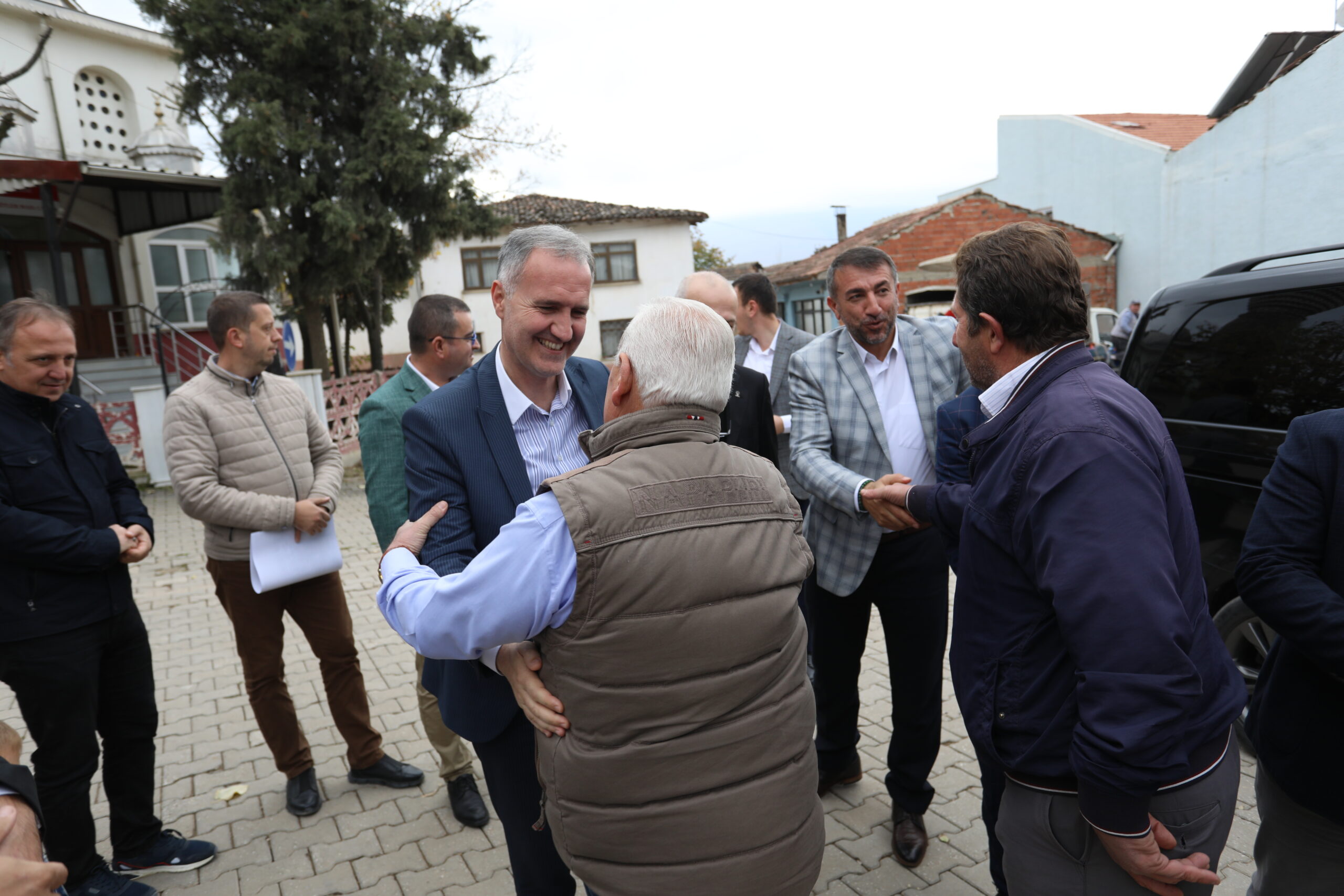 İnegöl’de Şehitler Mahallesi meydanı yenilendi