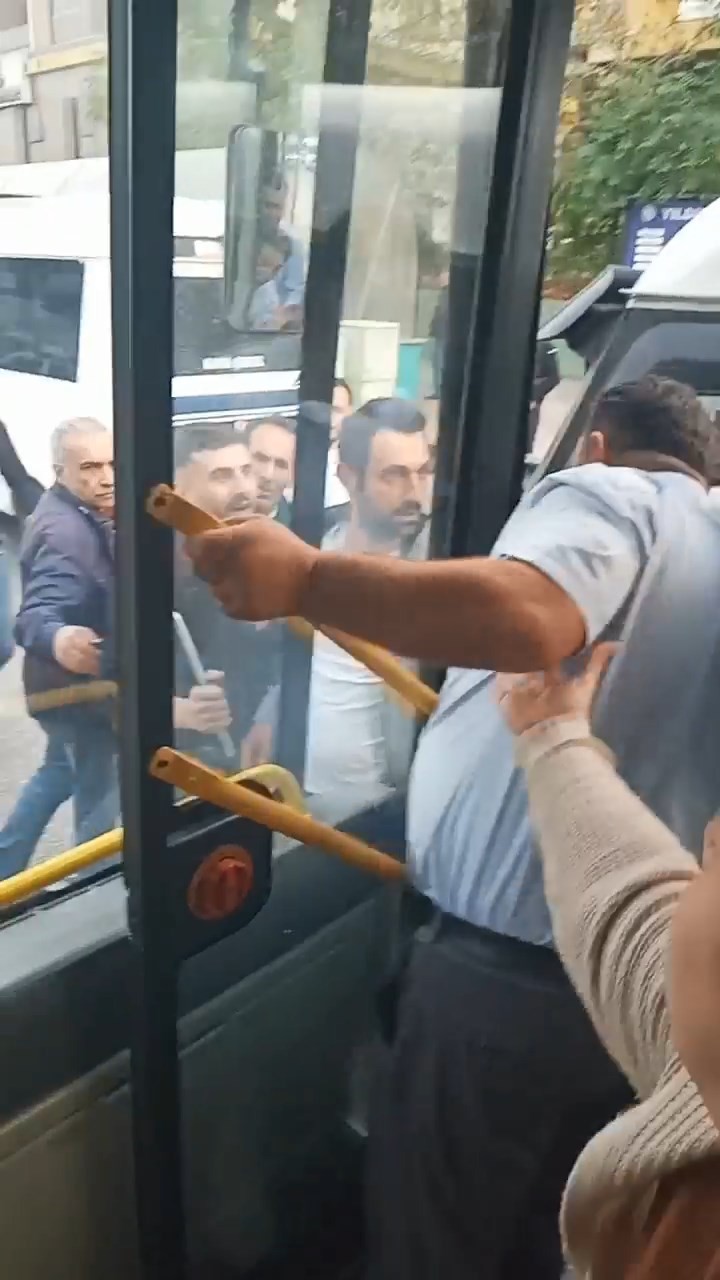 Bursa’da yol verme kavgası kamerada