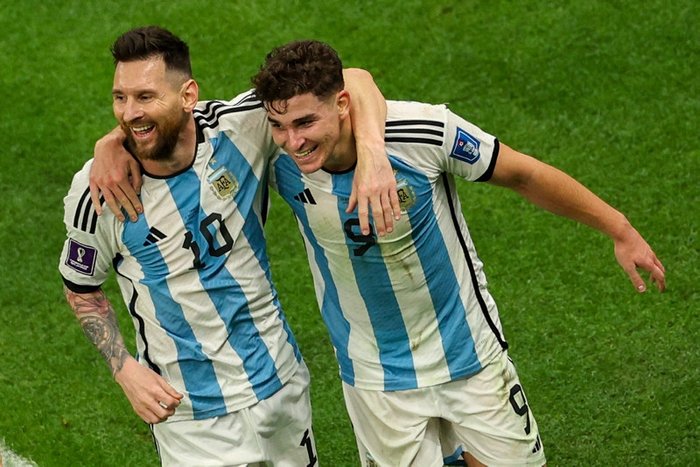 Katar’da Arjantin finalde! Messi tarihe geçti…