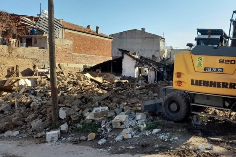 Osmangazi’de bir metruk yapı daha yıkıldı