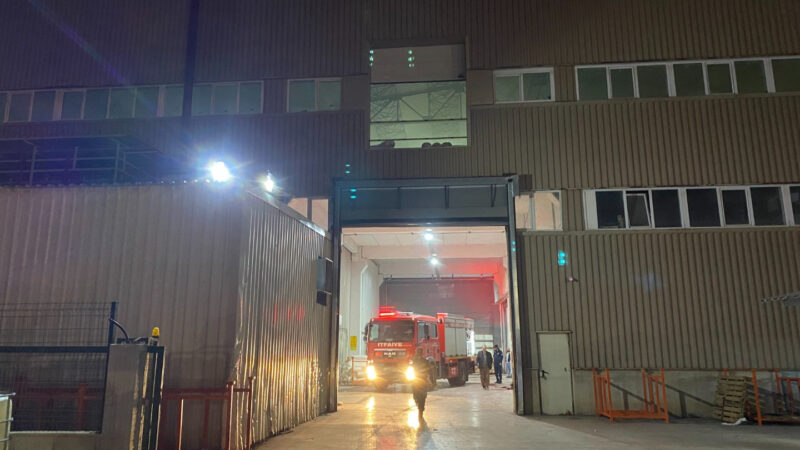 Bursa’da fabrikanın bacası alev aldı, faciadan dönüldü Bursa’da bir fabrikanın bacasında çıkan yangın kısa sürede söndürülürken facianın