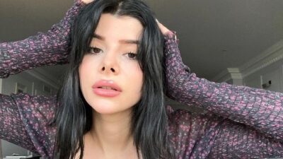 Dekolteli pozuyla ortalığı salladı!