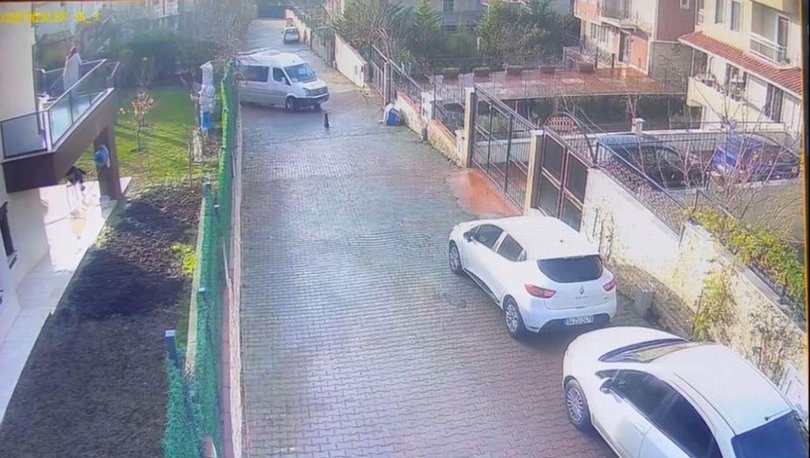 Vicdansız sürücü! Köpeği ezdi, yoluna devam etti