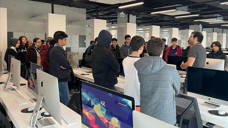 Öğrenciler İnegöl Belediyesi ile Bilişim Vadisini keşfediyor