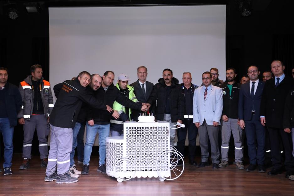 İnegöl Belediyesi personeline doğum günü kutlaması