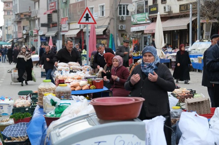 Bursa'daki bu pazarda 700 yıllık gelenek! 1 5. YAZI İÇİN ORHANELİ PAZARI 700 YILLIK BEREKET DUASI GELENEĞİ BEYCE PAZARI 1