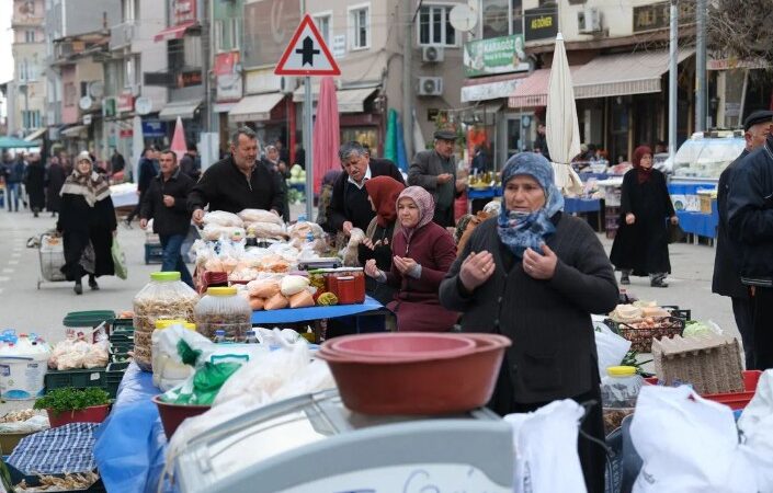 Olay Gazetesi Yazarı Ahmet Emin Yılmaz, Bursa'daki bir pazarda devam