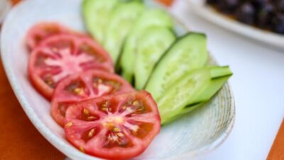 Domates ve salatalığı birlikte yiyenlere kötü haber…