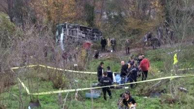 Zonguldak’ta öğrencileri taşıyan servis devrildi: 1 ölü, 19 yaralı